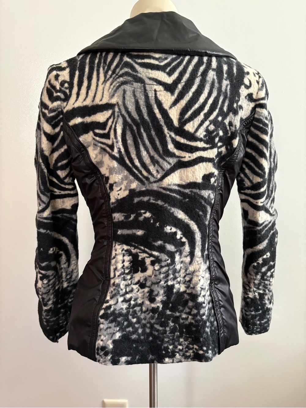 Basler Women’s 6 Designer Zebra Animal Print 100% Wool Jacket w/ Faux Leather - Picture 3 of 12